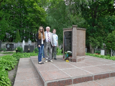 Покладання квітів на братській могилі підпільників