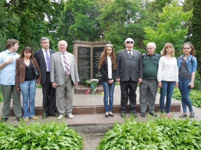 Біля братської могили розстріляних підпільників