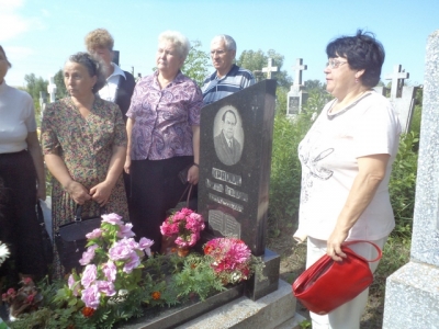  На Могилі поета