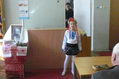 Соломія Повєткіна читає вірш Шевченка
